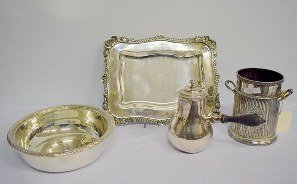 Vassoio, portabottiglie, caffettiera e ciotola , sec.XX&nbsp;&nbsp;&nbsp;&nbsp;&nbsp;&nbsp;&nbsp;&nbsp;&nbsp;&nbsp;&nbsp;&nbsp;&nbsp;&nbsp;&nbsp;&nbsp;&nbsp;&nbsp;&nbsp;