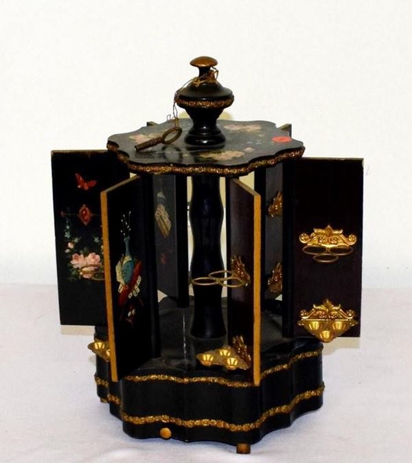 Giostra carillon portasigarette inizi sec. XX,&nbsp;&nbsp;&nbsp;&nbsp;&nbsp;&nbsp;&nbsp;&nbsp;&nbsp;&nbsp;&nbsp;&nbsp;&nbsp;&nbsp;&nbsp;&nbsp;&nbsp;&nbsp;&nbsp;&nbsp;&nbsp;&nbsp;&nbsp;&nbsp;&nbsp;&nbsp;&nbsp;&nbsp;  - Asta ASTA A TEMPO - ANTIQUARIATO E COLLEZIONISMO - Poggio Bracciolini Casa d'Aste