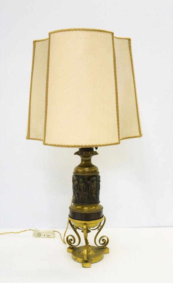 Lume da tavolo, sec. XX, in ottone sbalzato&nbsp;&nbsp;&nbsp;&nbsp;&nbsp;&nbsp;&nbsp;&nbsp;&nbsp;&nbsp;&nbsp;&nbsp;&nbsp;&nbsp;&nbsp;&nbsp;&nbsp;&nbsp;&nbsp;&nbsp;&nbsp;&nbsp;&nbsp;&nbsp;&nbsp;&nbsp;&nbsp;&nbsp;&nbsp;&nbsp;&nbsp;
