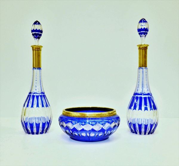 Coppia di bottiglie e centrotavola, inizi sec. XX,&nbsp;&nbsp;&nbsp;&nbsp;&nbsp;&nbsp;&nbsp;&nbsp;&nbsp;&nbsp;&nbsp;&nbsp;&nbsp;&nbsp;&nbsp;&nbsp;&nbsp;&nbsp;&nbsp;&nbsp;&nbsp;&nbsp;&nbsp;&nbsp;