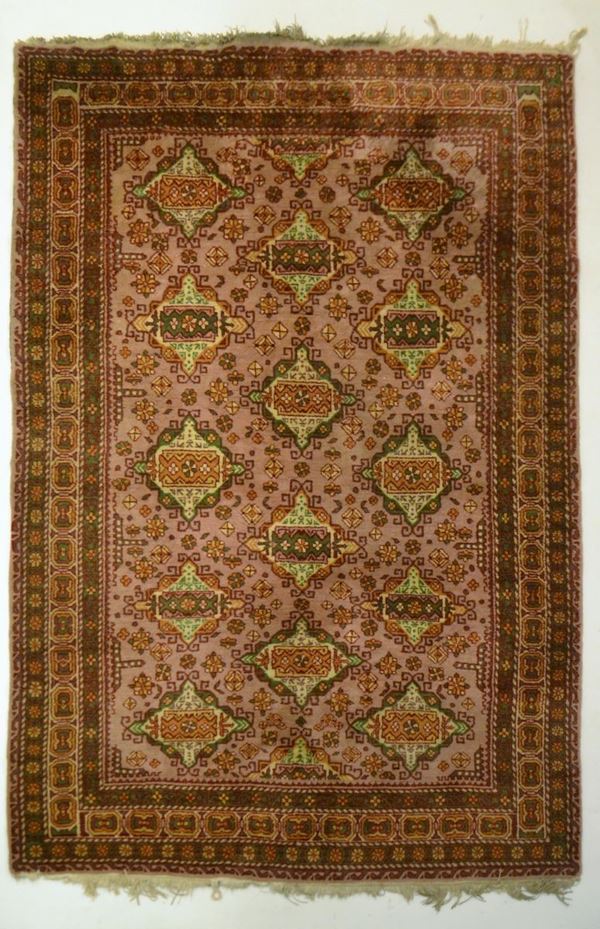 Tappeto, sec. XX, ad impianto geometrico,&nbsp;&nbsp;&nbsp;&nbsp;&nbsp;&nbsp;&nbsp;&nbsp;&nbsp;&nbsp;&nbsp;&nbsp;&nbsp;&nbsp;&nbsp;&nbsp;&nbsp;&nbsp;&nbsp;&nbsp;&nbsp;&nbsp;&nbsp;&nbsp;&nbsp;&nbsp;&nbsp;&nbsp;&nbsp;&nbsp;&nbsp;&nbsp;&nbsp;