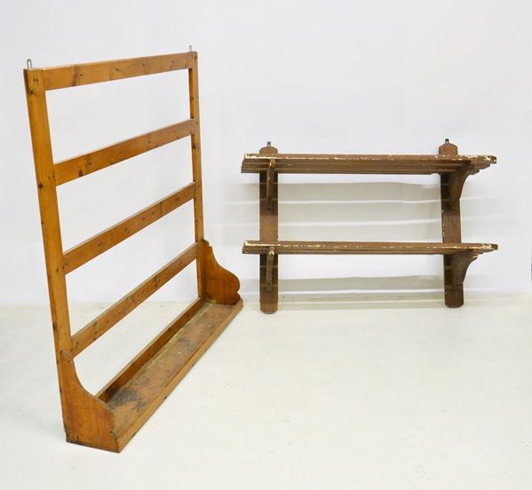 Due pensili, sec. XX, in legno di&nbsp;&nbsp;&nbsp;&nbsp;&nbsp;&nbsp;&nbsp;&nbsp;&nbsp;&nbsp;&nbsp;&nbsp;&nbsp;&nbsp;&nbsp;&nbsp;&nbsp;&nbsp;&nbsp;&nbsp;&nbsp;&nbsp;&nbsp;&nbsp;&nbsp;&nbsp;&nbsp;&nbsp;&nbsp;&nbsp;&nbsp;&nbsp;&nbsp;&nbsp;&nbsp;&nbsp;&nbsp;&nbsp;&nbsp;&nbsp;&nbsp;
