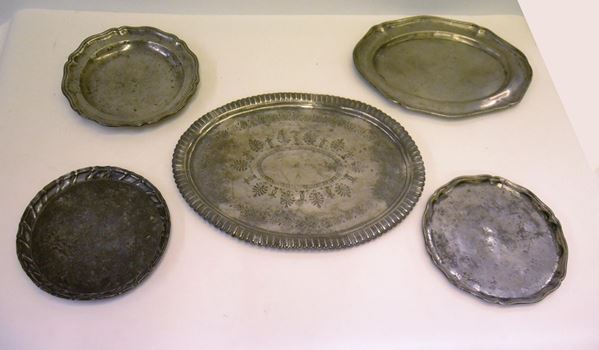 Cinque tra piattio e vassoi, sec. XVIII e XIX,&nbsp;&nbsp;&nbsp;&nbsp;&nbsp;&nbsp;&nbsp;&nbsp;&nbsp;&nbsp;&nbsp;&nbsp;&nbsp;&nbsp;&nbsp;&nbsp;&nbsp;&nbsp;&nbsp;&nbsp;&nbsp;&nbsp;&nbsp;&nbsp;&nbsp;&nbsp;&nbsp;&nbsp;