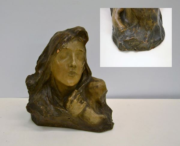 Scultura, sec. XX, in terracotta patinata,&nbsp;&nbsp;&nbsp;&nbsp;&nbsp;&nbsp;&nbsp;&nbsp;&nbsp;&nbsp;&nbsp;&nbsp;&nbsp;&nbsp;&nbsp;&nbsp;&nbsp;&nbsp;&nbsp;&nbsp;&nbsp;&nbsp;&nbsp;&nbsp;&nbsp;&nbsp;&nbsp;&nbsp;&nbsp;&nbsp;&nbsp;&nbsp;