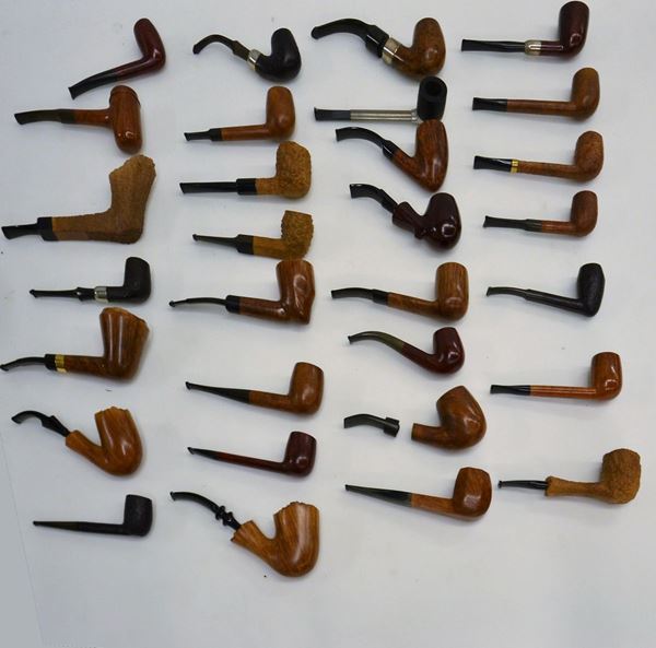 Trenta pipe da fumo, differenti fogge,&nbsp;&nbsp;&nbsp;&nbsp;&nbsp;&nbsp;&nbsp;&nbsp;&nbsp;&nbsp;&nbsp;&nbsp;&nbsp;&nbsp;&nbsp;&nbsp;&nbsp;&nbsp;&nbsp;&nbsp;&nbsp;&nbsp;&nbsp;&nbsp;&nbsp;&nbsp;&nbsp;&nbsp;&nbsp;&nbsp;&nbsp;&nbsp;&nbsp;&nbsp;&nbsp;&nbsp;
