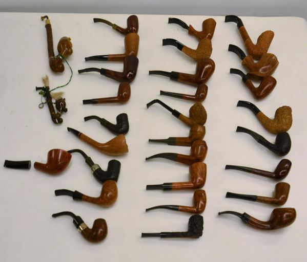 Trenta pipe da fumo, differenti fogge,&nbsp;&nbsp;&nbsp;&nbsp;&nbsp;&nbsp;&nbsp;&nbsp;&nbsp;&nbsp;&nbsp;&nbsp;&nbsp;&nbsp;&nbsp;&nbsp;&nbsp;&nbsp;&nbsp;&nbsp;&nbsp;&nbsp;&nbsp;&nbsp;&nbsp;&nbsp;&nbsp;&nbsp;&nbsp;&nbsp;&nbsp;&nbsp;&nbsp;&nbsp;&nbsp;&nbsp;