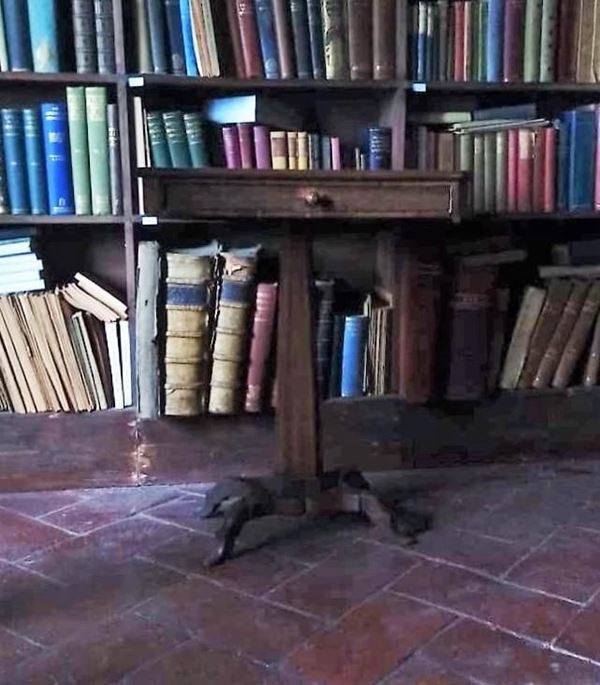 Tavolino, sec. XIX, in noce filettato,&nbsp;&nbsp;&nbsp;&nbsp;&nbsp;&nbsp;&nbsp;&nbsp;&nbsp;&nbsp;&nbsp;&nbsp;&nbsp;&nbsp;&nbsp;&nbsp;&nbsp;&nbsp;&nbsp;&nbsp;&nbsp;&nbsp;&nbsp;&nbsp;&nbsp;&nbsp;&nbsp;&nbsp;&nbsp;&nbsp;&nbsp;&nbsp;&nbsp;&nbsp;&nbsp;&nbsp;