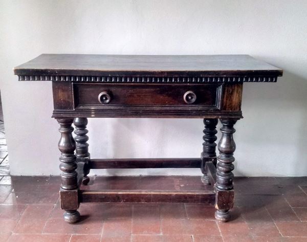 Scrivania, in stile Rinascimento, in noce,&nbsp;&nbsp;&nbsp;&nbsp;&nbsp;&nbsp;&nbsp;&nbsp;&nbsp;&nbsp;&nbsp;&nbsp;&nbsp;&nbsp;&nbsp;&nbsp;&nbsp;&nbsp;&nbsp;&nbsp;&nbsp;&nbsp;&nbsp;&nbsp;&nbsp;&nbsp;&nbsp;&nbsp;&nbsp;&nbsp;&nbsp;&nbsp;