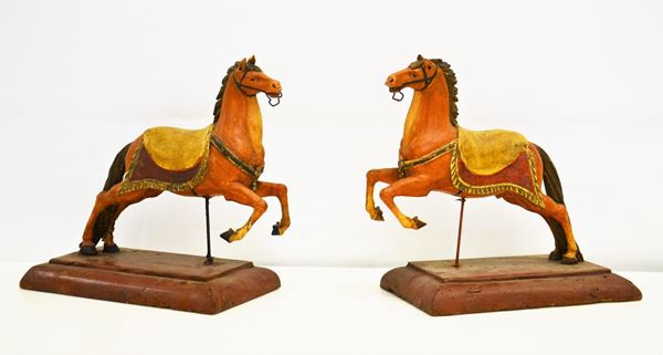 Coppia di sculture, sec. XX, in legno,&nbsp;&nbsp;&nbsp;&nbsp;&nbsp;&nbsp;&nbsp;&nbsp;&nbsp;&nbsp;&nbsp;&nbsp;&nbsp;&nbsp;&nbsp;&nbsp;&nbsp;&nbsp;&nbsp;&nbsp;&nbsp;&nbsp;&nbsp;&nbsp;&nbsp;&nbsp;&nbsp;&nbsp;&nbsp;&nbsp;&nbsp;&nbsp;&nbsp;&nbsp;&nbsp;&nbsp;