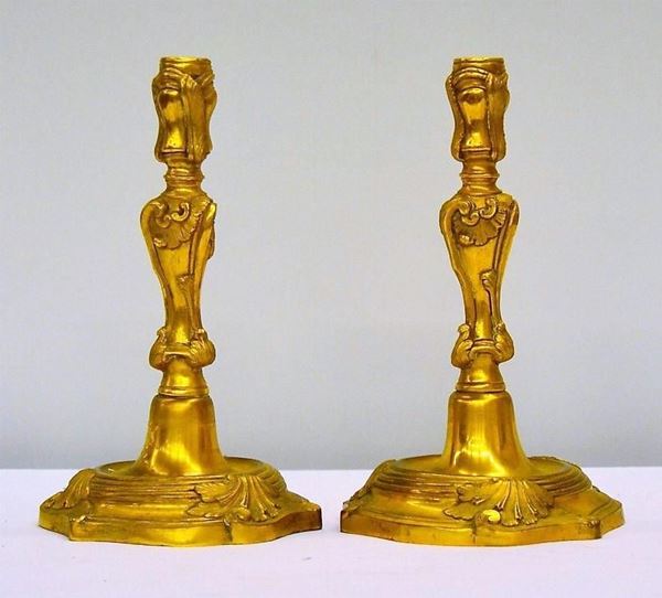 Coppia di candelieri, Francia, sec. XIX, in bronzo dorato, fusto&nbsp;&nbsp;&nbsp;&nbsp;&nbsp;&nbsp;&nbsp;&nbsp;&nbsp;&nbsp;  - Asta ASTA A TEMPO - ANTIQUARIATO E COLLEZIONISMO - Poggio Bracciolini Casa d'Aste