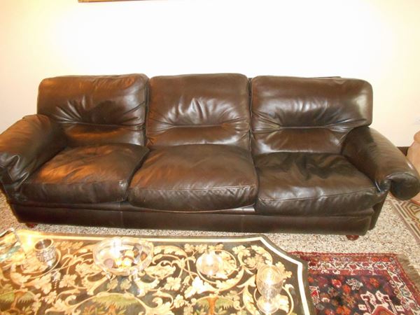 Divano tre posti, sec. XX, manifattura Frau,&nbsp;&nbsp;&nbsp;&nbsp;&nbsp;&nbsp;&nbsp;&nbsp;&nbsp;&nbsp;&nbsp;&nbsp;&nbsp;&nbsp;&nbsp;&nbsp;&nbsp;&nbsp;&nbsp;&nbsp;&nbsp;&nbsp;&nbsp;&nbsp;&nbsp;&nbsp;&nbsp;&nbsp;&nbsp;&nbsp;  - Asta ASTA A TEMPO - ANTIQUARIATO E COLLEZIONISMO - Poggio Bracciolini Casa d'Aste