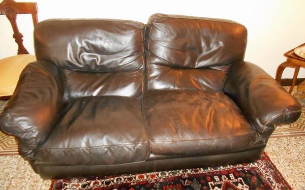 Divano due posti, sec. XX, manifattura Frau,&nbsp;&nbsp;&nbsp;&nbsp;&nbsp;&nbsp;&nbsp;&nbsp;&nbsp;&nbsp;&nbsp;&nbsp;&nbsp;&nbsp;&nbsp;&nbsp;&nbsp;&nbsp;&nbsp;&nbsp;&nbsp;&nbsp;&nbsp;&nbsp;&nbsp;&nbsp;&nbsp;&nbsp;&nbsp;&nbsp;  - Asta ASTA A TEMPO - ANTIQUARIATO E COLLEZIONISMO - Poggio Bracciolini Casa d'Aste