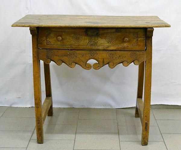 Tavolino, Spagna, sec. XVIII, in noce intagliato,&nbsp;&nbsp;&nbsp;&nbsp;&nbsp;&nbsp;&nbsp;&nbsp;&nbsp;&nbsp;&nbsp;&nbsp;&nbsp;&nbsp;&nbsp;&nbsp;&nbsp;&nbsp;&nbsp;&nbsp;&nbsp;&nbsp;&nbsp;&nbsp;&nbsp;  - Asta ASTA A TEMPO - ANTIQUARIATO E COLLEZIONISMO - Poggio Bracciolini Casa d'Aste