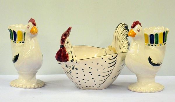 Tre centrotavola, in maiolica, raffiguranti&nbsp;&nbsp;&nbsp;&nbsp;&nbsp;&nbsp;&nbsp;&nbsp;&nbsp;&nbsp;&nbsp;&nbsp;&nbsp;&nbsp;&nbsp;&nbsp;&nbsp;&nbsp;&nbsp;&nbsp;&nbsp;&nbsp;&nbsp;&nbsp;&nbsp;&nbsp;&nbsp;&nbsp;&nbsp;&nbsp;&nbsp;