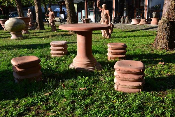 Tavolino e quattro sgabelli, sec XX, in terracotta,&nbsp;&nbsp;&nbsp;&nbsp;&nbsp;&nbsp;&nbsp;&nbsp;&nbsp;&nbsp;&nbsp;&nbsp;&nbsp;&nbsp;&nbsp;&nbsp;&nbsp;&nbsp;&nbsp;&nbsp;&nbsp;&nbsp;&nbsp;