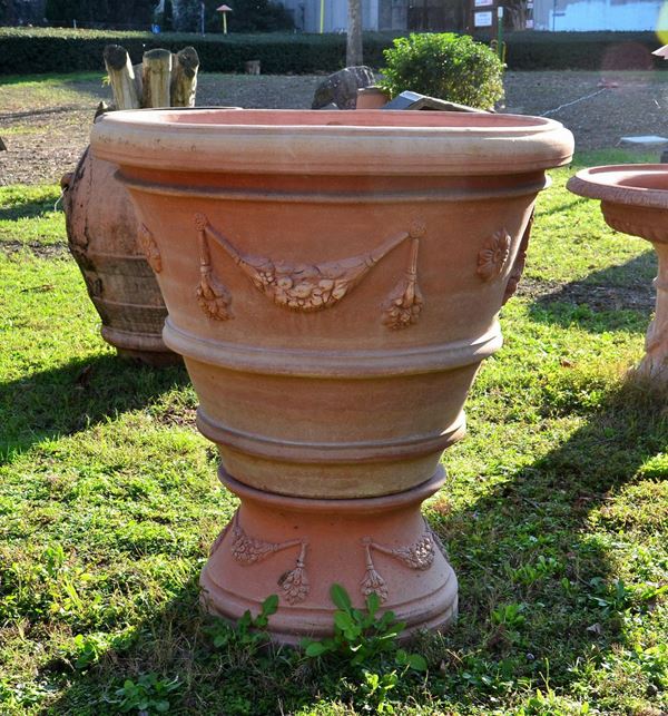 Conca con base, sec. XX, in terracotta,&nbsp;&nbsp;&nbsp;&nbsp;&nbsp;&nbsp;&nbsp;&nbsp;&nbsp;&nbsp;&nbsp;&nbsp;&nbsp;&nbsp;&nbsp;&nbsp;&nbsp;&nbsp;&nbsp;&nbsp;&nbsp;&nbsp;&nbsp;&nbsp;&nbsp;&nbsp;&nbsp;&nbsp;&nbsp;&nbsp;&nbsp;&nbsp;&nbsp;&nbsp;&nbsp;