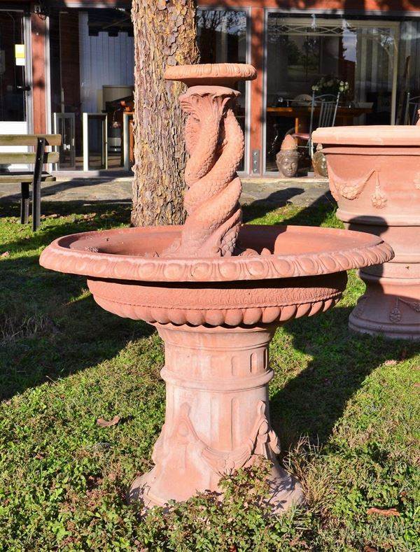 Fontana, sec. XX, in terracotta,&nbsp;&nbsp;&nbsp;&nbsp;&nbsp;&nbsp;&nbsp;&nbsp;&nbsp;&nbsp;&nbsp;&nbsp;&nbsp;&nbsp;&nbsp;&nbsp;&nbsp;&nbsp;&nbsp;&nbsp;&nbsp;&nbsp;&nbsp;&nbsp;&nbsp;&nbsp;&nbsp;&nbsp;&nbsp;&nbsp;&nbsp;&nbsp;&nbsp;&nbsp;&nbsp;&nbsp;&nbsp;&nbsp;&nbsp;&nbsp;&nbsp;&nbsp;