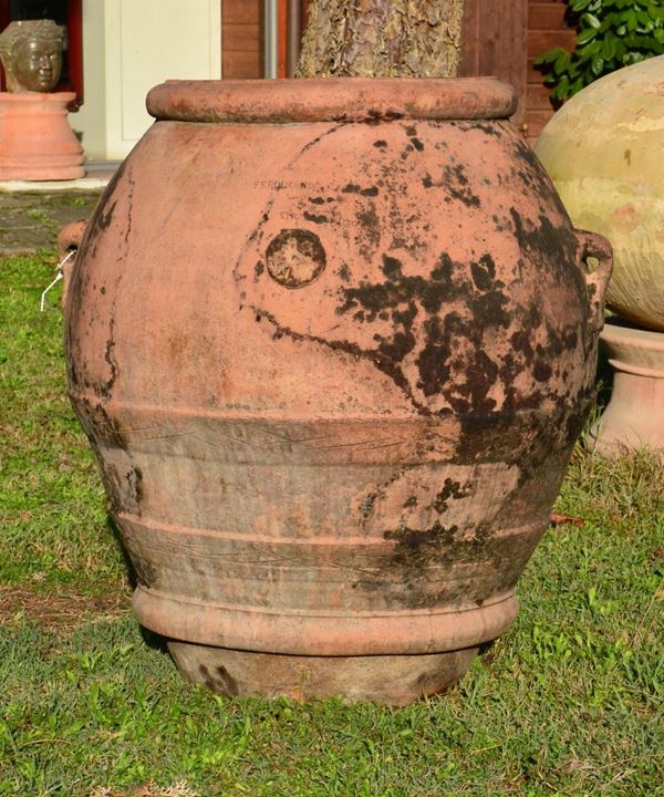 Orcio, sec. XIX, in terracotta, con manici e stemma,&nbsp;&nbsp;&nbsp;&nbsp;&nbsp;&nbsp;&nbsp;&nbsp;&nbsp;&nbsp;&nbsp;&nbsp;&nbsp;&nbsp;&nbsp;&nbsp;&nbsp;&nbsp;&nbsp;&nbsp;&nbsp;&nbsp;