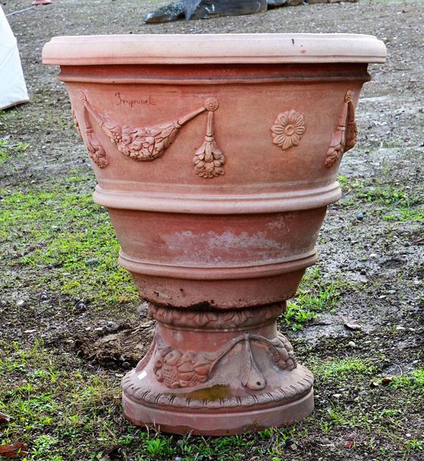 Conca circolare, sec. XX, con festoni e base,&nbsp;&nbsp;&nbsp;&nbsp;&nbsp;&nbsp;&nbsp;&nbsp;&nbsp;&nbsp;&nbsp;&nbsp;&nbsp;&nbsp;&nbsp;&nbsp;&nbsp;&nbsp;&nbsp;&nbsp;&nbsp;&nbsp;&nbsp;&nbsp;&nbsp;&nbsp;&nbsp;&nbsp;&nbsp;  - Asta ASTA A TEMPO - ANTIQUARIATO E COLLEZIONISMO - Poggio Bracciolini Casa d'Aste