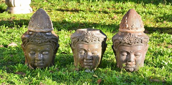 Tre sculture, sec. XX, in terracotta smaltata,&nbsp;&nbsp;&nbsp;&nbsp;&nbsp;&nbsp;&nbsp;&nbsp;&nbsp;&nbsp;&nbsp;&nbsp;&nbsp;&nbsp;&nbsp;&nbsp;&nbsp;&nbsp;&nbsp;&nbsp;&nbsp;&nbsp;&nbsp;&nbsp;&nbsp;&nbsp;&nbsp;&nbsp;