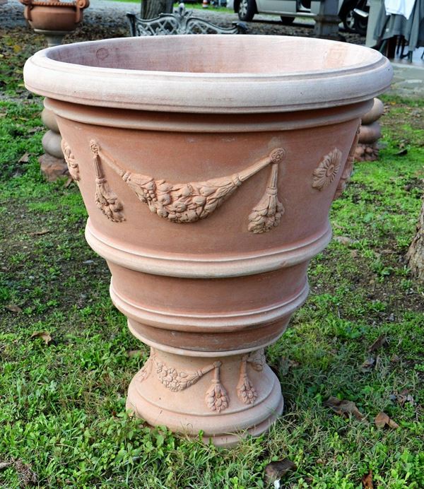 Conca con base, sec. XX, in terracotta,&nbsp;&nbsp;&nbsp;&nbsp;&nbsp;&nbsp;&nbsp;&nbsp;&nbsp;&nbsp;&nbsp;&nbsp;&nbsp;&nbsp;&nbsp;&nbsp;&nbsp;&nbsp;&nbsp;&nbsp;&nbsp;&nbsp;&nbsp;&nbsp;&nbsp;&nbsp;&nbsp;&nbsp;&nbsp;&nbsp;&nbsp;&nbsp;&nbsp;&nbsp;&nbsp;