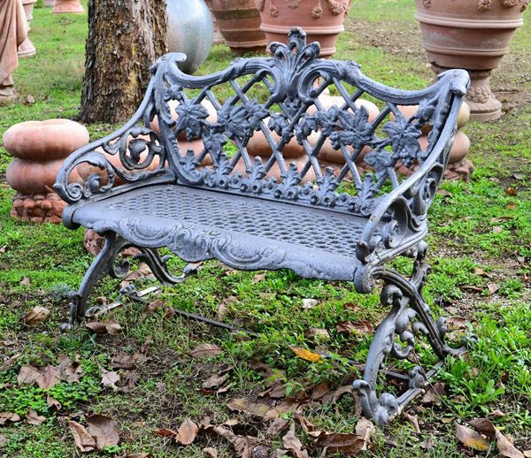 Panchina, sec. XX, in ghisa lavorata a foglie di&nbsp;&nbsp;&nbsp;&nbsp;&nbsp;&nbsp;&nbsp;&nbsp;&nbsp;&nbsp;&nbsp;&nbsp;&nbsp;&nbsp;&nbsp;&nbsp;&nbsp;&nbsp;&nbsp;&nbsp;&nbsp;&nbsp;&nbsp;&nbsp;&nbsp;&nbsp;  - Asta ASTA A TEMPO - ANTIQUARIATO E COLLEZIONISMO - Poggio Bracciolini Casa d'Aste