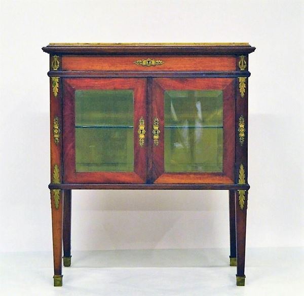 Vetrina, Francia, inizi sec. XX, in noce, due sportelli, piano in marmo,&nbsp;&nbsp;
