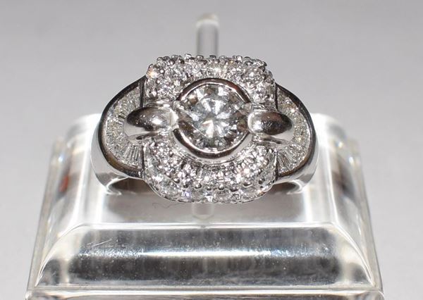 ANELLO IN ORO BIANCO E DIAMANTI                            