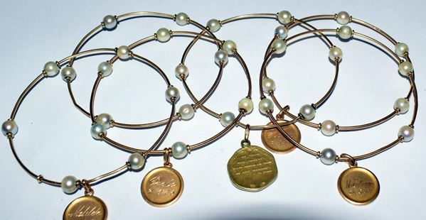 SEI BRACCIALETTI IN ORO, GIALLO E PERLE