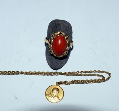 Anello in Oro Giallo e Corallo