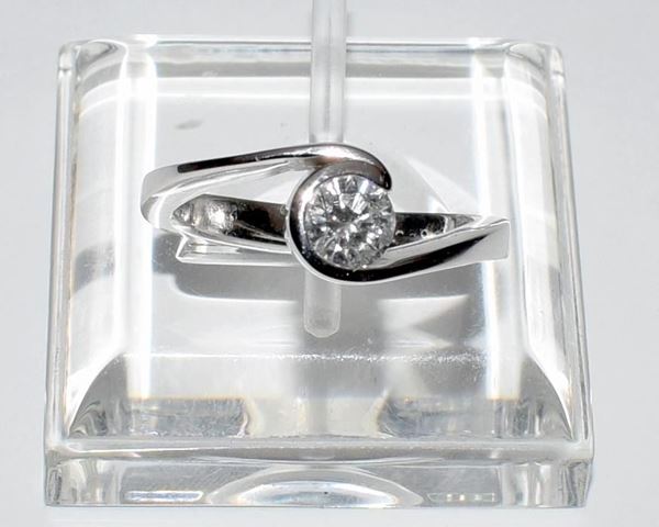 ANELLO IN ORO BIANCO E DIAMANTI                                           