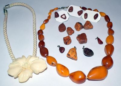 Collana in Ambra , Nove Pendenti, Tre Paia di