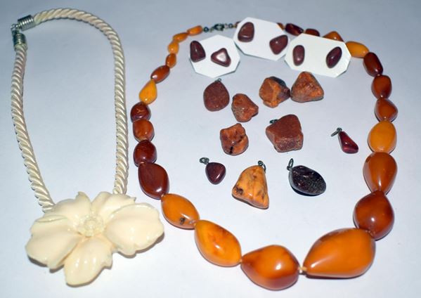 COLLANA IN AMBRA , NOVE PENDENTI, TRE PAIA DI