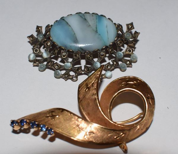 SPILLA ORO GIALLO, E ZAFFIRI                                                - Asta GIOIELLI, ARREDI D'ANTIQUARIATO, DIPINTI E SCULTURE - Poggio Bracciolini Casa d'Aste