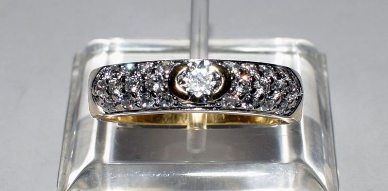 Anello in Oro Giallo,oro Bianco , e Diamanti