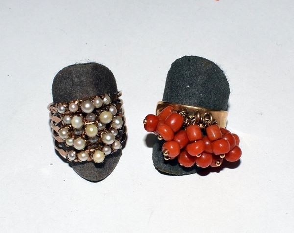 ANELLO IN ORO GIALLO E CORALLO