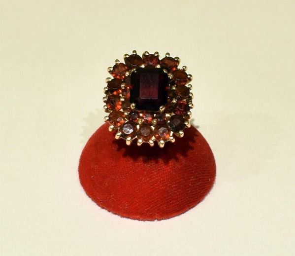 ANELLO IN ORO GIALLO E GRANATI