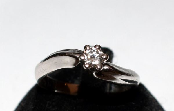 ANELLO IN ORO BIANCO E DIAMANTI
