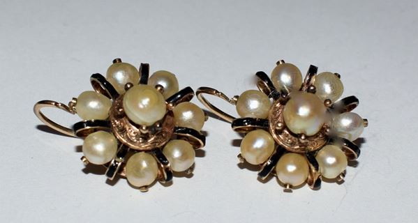 PAIO DI ORECCHINI IN ORO, GIALLO , PERLE E SMALTO  - Asta GIOIELLI, ARREDI D'ANTIQUARIATO, DIPINTI E SCULTURE - Poggio Bracciolini Casa d'Aste