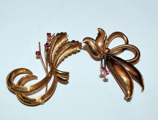 DUE SPILLE IN ORO E RUBINI  - Asta GIOIELLI, ARREDI D'ANTIQUARIATO, DIPINTI E SCULTURE - Poggio Bracciolini Casa d'Aste