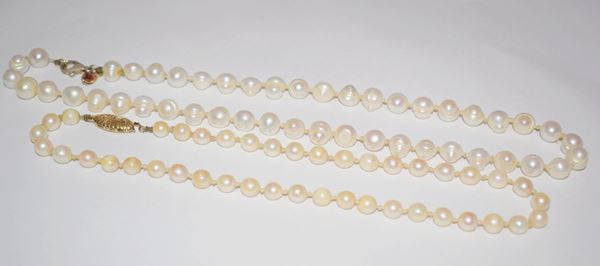 DUE COLLANE IN ORO, ARGENTO E PERLE                                       
