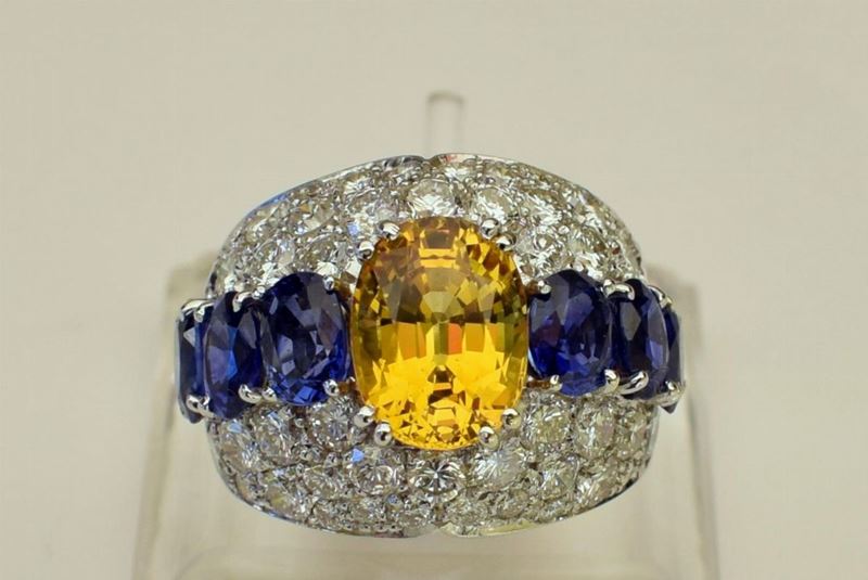 Anello in Oro Bianco,diamanti,zaffiri e Topazio