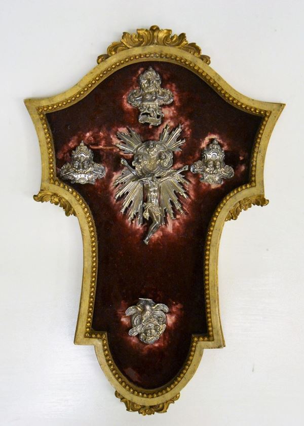 Crocifisso, sec. XVIII, in metallo argentato,&nbsp;&nbsp;&nbsp;&nbsp;&nbsp;&nbsp;&nbsp;&nbsp;&nbsp;&nbsp;&nbsp;&nbsp;&nbsp;&nbsp;&nbsp;&nbsp;&nbsp;&nbsp;&nbsp;&nbsp;&nbsp;&nbsp;&nbsp;&nbsp;&nbsp;&nbsp;&nbsp;&nbsp;&nbsp;