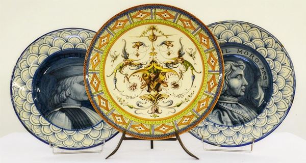 Tre piatti da parete, inizi sec. XX, in maiolica decorata