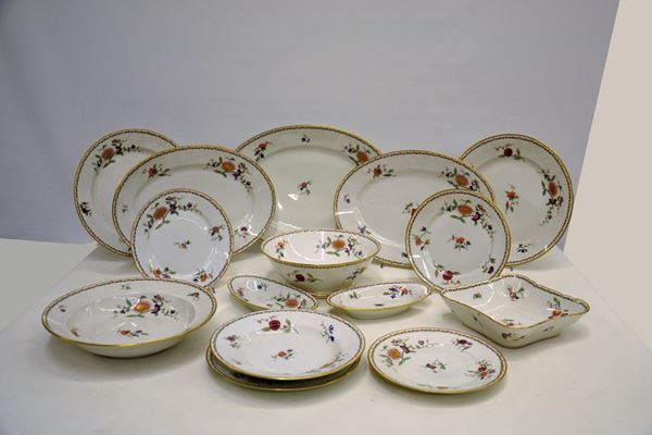 Servito di piatti, sec. XX,                                                 - Asta GIOIELLI, ARREDI D'ANTIQUARIATO, DIPINTI E SCULTURE - Poggio Bracciolini Casa d'Aste