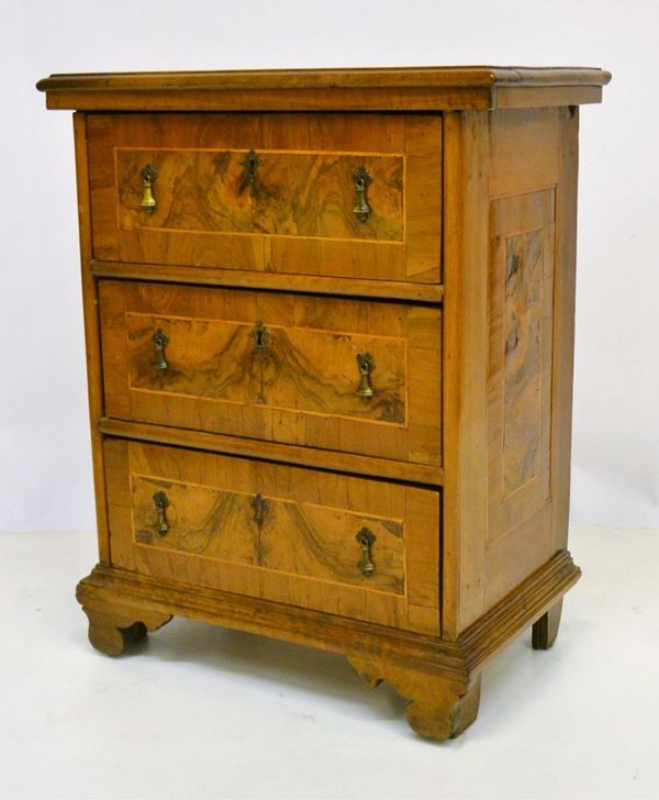 Piccola cassettiera, sec. XIX,                                              - Asta GIOIELLI, ARREDI D'ANTIQUARIATO, DIPINTI E SCULTURE - Poggio Bracciolini Casa d'Aste