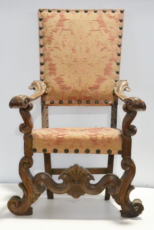Seggiolone, sec. XVIII, in noce intagliato,