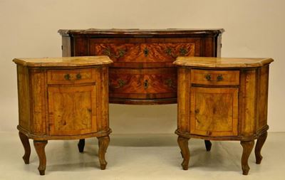 Cassettone e Coppia di Comodini, in Stile 700,