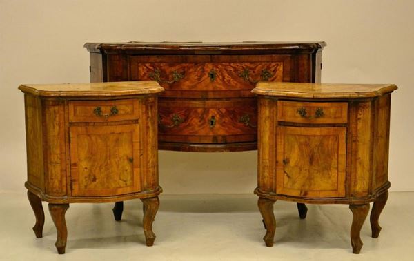 Cassettone e coppia di comodini, in stile 700,