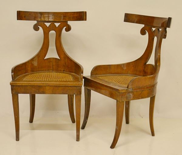 Coppia di sedie, sec. XVIII, in noce  - Asta GIOIELLI, ARREDI D'ANTIQUARIATO, DIPINTI E SCULTURE - Poggio Bracciolini Casa d'Aste